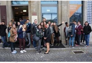 Les élèves ont assisté à un spectacle de Fado plein d'émotions, qui leur a permis de partager un peu de l'âme portugaise. Les élèves ont assisté à un spectacle de Fado plein d'émotions, qui leur a permis de partager un peu de l'âme portugaise.