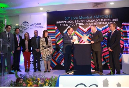 Signature officielle pendant la cérémonie de clôture du dernier 20e forum à Puebla par les présidents de l'Amforth et de l'AHQ. Signature officielle pendant la cérémonie de clôture du dernier 20e forum à Puebla par les présidents de l'Amforth et de l'AHQ.