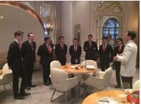 Plusieurs tables avaient été dressées spécialement pour les visiteurs. Chacune d'elles présentait la mise en place utilisée durant les différentes phases d'un service. Plusieurs tables avaient été dressées spécialement pour les visiteurs. Chacune d'elles présentait la mise en place utilisée durant les différentes phases d'un service.