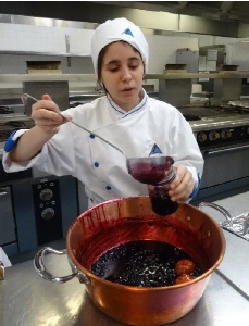 Les jeunes cuisiniers ont confectionné de la confiture de myrtilles sauvages. Les jeunes cuisiniers ont confectionné de la confiture de myrtilles sauvages.
