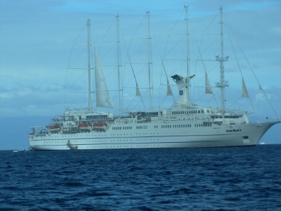 Certains élèves se sont renseignés auprès des encadrants du navire sur les opportunités offertes par le monde de la croisière. Certains élèves se sont renseignés auprès des encadrants du navire sur les opportunités offertes par le monde de la croisière.