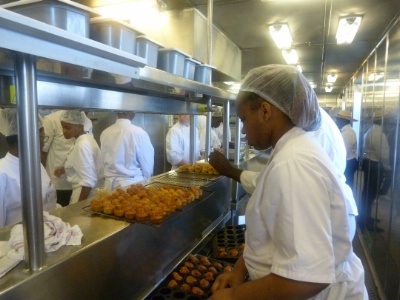 L'équipe de cuisine en action. L'équipe de cuisine en action.