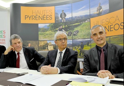 Michel Pélieu (au centre), président du conseil départemental et du groupement Hautes-Pyrénées-Huesca-Pirineos, entouré de (à gauche) Jean-Louis Cazaubon, président de la chambre d'agriculture des Hautes-Pyrénées, et (à droite) Cyrille Courade, proviseur du lycée des métiers Lautréamont de Tarbes. Michel Pélieu (au centre), président du conseil départemental et du groupement Hautes-Pyrénées-Huesca-Pirineos, entouré de (à gauche) Jean-Louis Cazaubon, président de la chambre d'agriculture des Hautes-Pyrénées, et (à droite) Cyrille Courade, proviseur du lycée des métiers Lautréamont de Tarbes.