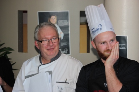 Alexis Le Mellec, le gagnant, avec un des deux présidents, M. Hermouet.