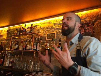 Yann Dalla Santa parlant avec passion des cocktails.