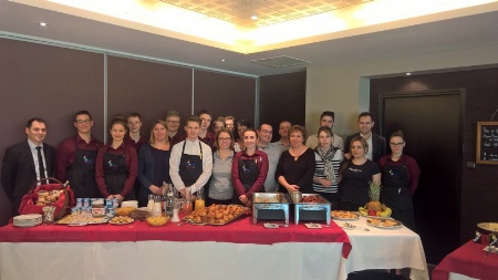 Les élèves du lycée Les Sorbets ont invité le personnel de l'hôtel Ibis. Les élèves du lycée Les Sorbets ont invité le personnel de l'hôtel Ibis.