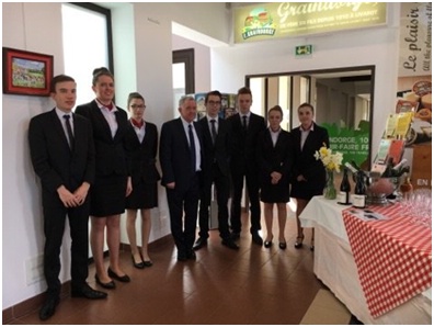 Les élèves et leurs encadrants assuraient le service lors de la signature.