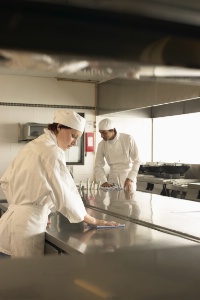 Les responsables d'établissements de restauration doivent avoir au moins une personne justifiant d'une formation HACCP dans leur effectif. Les responsables d'établissements de restauration doivent avoir au moins une personne justifiant d'une formation HACCP dans leur effectif.