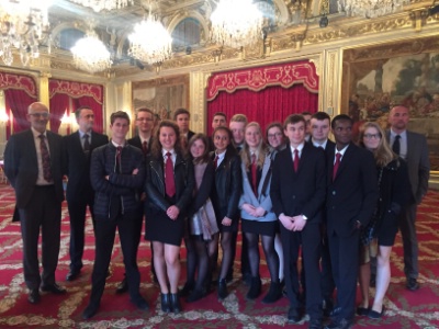 Les élèves STHR du lycée d'Orchies dans le salon où sont organisés les dîners d'état.