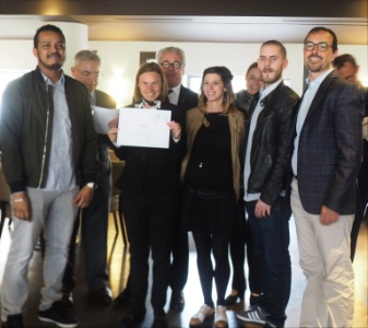 Autour d'Alice pour la photo, l'équipe de la Villa Corse dont le propriétaire, Vincent Sitz, qui est aussi président de la commission emploi et handicap du GNI-Synhorcat, Richard Alexandre, Didier Chenet et une responsable des Apprentis d'Auteuil. Autour d'Alice pour la photo, l'équipe de la Villa Corse dont le propriétaire, Vincent Sitz, qui est aussi président de la commission emploi et handicap du GNI-Synhorcat, Richard Alexandre, Didier Chenet et une responsable des Apprentis d'Auteuil.