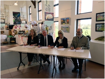 Les signataires ont rappelé l'importance d'un tel partenariat qui propose des actions concrètes déclinées pour chaque axe de collaboration et qui associe environ 500 entreprises laitières ou agricoles à la formation des jeunes.