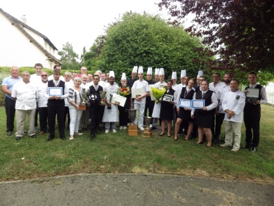 Les lauréats du meilleur apprenti cuisine et serveur d'Eure-et-Loire entourés du jury.