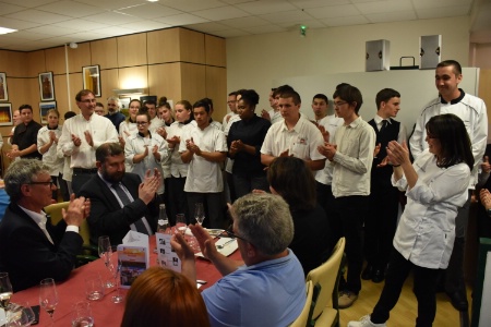 Dans le cadre de la Nuit européenne des musées, les élèves et chefs ont réalisé des verrines suivant les recettes du livret, et assuré une présentation et dégustation au public visitant le musée de la Loire.