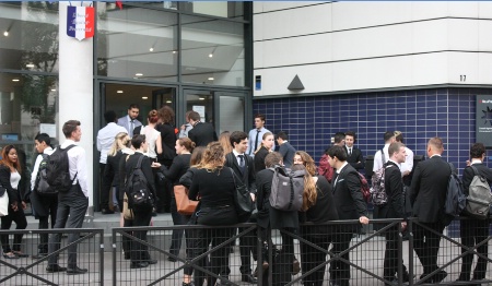 Les apprentis de l'EPMT devant l'école, le jour de la rentrée. Les apprentis de l'EPMT devant l'école, le jour de la rentrée.