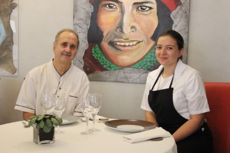 Le chef Antoine Souillat et Adriana Iurtuc, stagiaire venue de l'université de Cluj-Napoca en Roumanie Le chef Antoine Souillat et Adriana Iurtuc, stagiaire venue de l'université de Cluj-Napoca en Roumanie