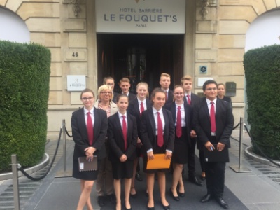 Les élèves STHR de Notre-Dame devant le Fouquet's.