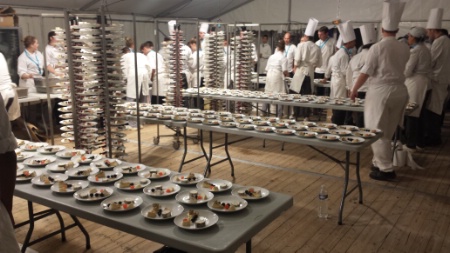 Sous le barnum, les cuisiniers se sont attaqués au dressage et finitions des mets