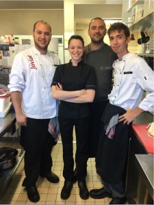 Bièle, (étudiant espagnol), Justine (restaurant la villa des lys), Mickaël (chef villa des lys), Micky (étudiant Espagnol) Bièle, (étudiant espagnol), Justine (restaurant la villa des lys), Mickaël (chef villa des lys), Micky (étudiant Espagnol)