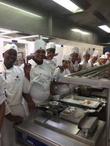 Les jeunes cuisiniers préparant le menu des Chefs solidaires avec Stéphane Charlet, professeur de cuisine Les jeunes cuisiniers préparant le menu des Chefs solidaires avec Stéphane Charlet, professeur de cuisine