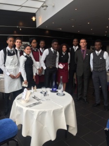 Les jeunes serveurs juste avant de rentrer en scène avec Hervé Letellier, professeur de restaurant Les jeunes serveurs juste avant de rentrer en scène avec Hervé Letellier, professeur de restaurant