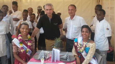 Miss Mayotte est passée sur le stand du lycée de Kawénie Miss Mayotte est passée sur le stand du lycée de Kawénie
