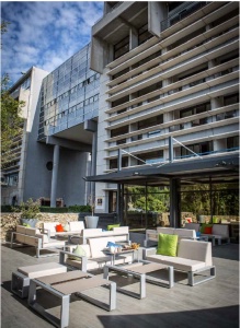 Terrasse rénovée (200 m2) et création de la pergola dans la brasserie pour proposer une formule barbecue à l'année Terrasse rénovée (200 m2) et création de la pergola dans la brasserie pour proposer une formule barbecue à l'année