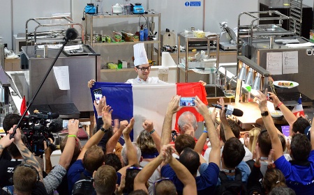 Paul Marcon ovationné par les supporters français aux 44è Worldskills Competition
