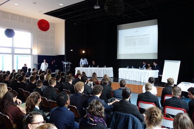 Présentation des métiers au étudiants du lycée Sainte Catherine lors du forum emploi Présentation des métiers au étudiants du lycée Sainte Catherine lors du forum emploi
