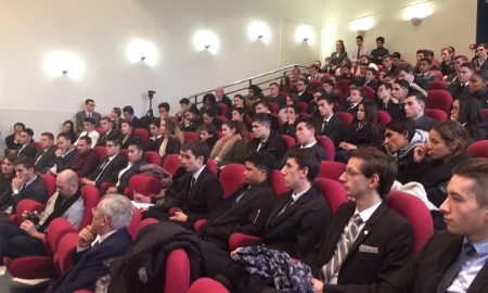 Les jeunes se sont réunis avec beaucoup de sérieux durant cette opération et n'ont pas hésité à interroger les grands professionnels qui ont pendant deux heures évoquer le métier. Les jeunes se sont réunis avec beaucoup de sérieux durant cette opération et n'ont pas hésité à interroger les grands professionnels qui ont pendant deux heures évoquer le métier.