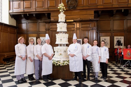 Le Cordon Bleu a eu l'honneur de présenter la partie supérieure du gâteau aux fruits à la reine Le Cordon Bleu a eu l'honneur de présenter la partie supérieure du gâteau aux fruits à la reine