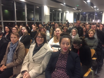 Les récipiendaires et leurs familles dans l'attente du précieux diplôme Les récipiendaires et leurs familles dans l'attente du précieux diplôme