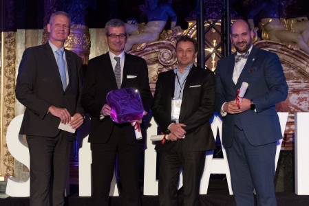 De gauche à droite : Le représentant sponsor du « Carlson Rezidor Hotel Group », Dominique Giraudier, CEO Institut Paul Bocuse et les représentants finalistes « Taylor's University » et « School for Butlers and Hospitality De gauche à droite : Le représentant sponsor du « Carlson Rezidor Hotel Group », Dominique Giraudier, CEO Institut Paul Bocuse et les représentants finalistes « Taylor's University » et « School for Butlers and Hospitality