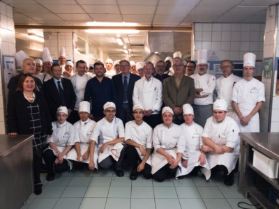 L'occasion pour les anciens élèves de retrouver les cuisines de l'établissement pour une photo avec les enseignants et les élèves.