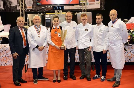 Lucie Henry et Guilhem Noyer du Paraclet entourés de Pierre Caillet, Michel Widehem, Yves Thuriès et Stéphane Gicquaire Lucie Henry et Guilhem Noyer du Paraclet entourés de Pierre Caillet, Michel Widehem, Yves Thuriès et Stéphane Gicquaire