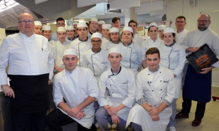 Avec les élèves terminales bac pro : Xavier Hamon et les enseignants : Frédéric Férellec, professeur de cuisine, et Jean-Charles Loaec, cuisine et restaurant. Avec les élèves terminales bac pro : Xavier Hamon et les enseignants : Frédéric Férellec, professeur de cuisine, et Jean-Charles Loaec, cuisine et restaurant.