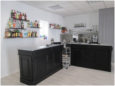 2 comptoirs zinc équipés : machine à glaçons, lave-verre, machine à café, blender, moulin, ustensiles, verrerie