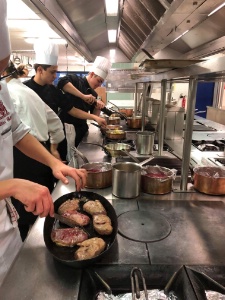 Aux fourneaux pour la préparation de Filet de canette croustillant, purée de betterave au beurre de cacahuète, jus infusé au poivre de séchuan