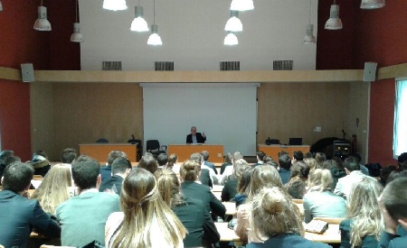 les étudiants de Blois ont eu tout le loisir de poser des questions diverses pendant plus d'une heure Bernard Boutboul les étudiants de Blois ont eu tout le loisir de poser des questions diverses pendant plus d'une heure Bernard Boutboul