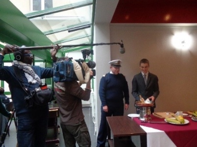 Représentant du CIRFA et élèves ont joué le jeu lors du tournage Représentant du CIRFA et élèves ont joué le jeu lors du tournage