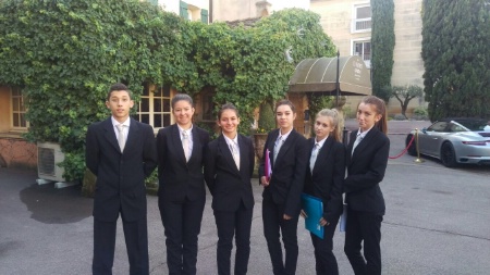 les élèves de 2nd Bac Pro CSR devant l'hôtel Le Pigonnet
