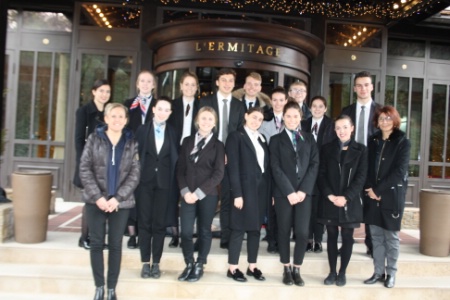 BTS Responsable Hébergement du Lycée Lesdiguières devant l'hôtel hermitage BTS Responsable Hébergement du Lycée Lesdiguières devant l'hôtel hermitage
