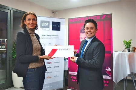 Peggy Desme, responsable commerciale et promotion Air France Bordeaux, remet à Maxime Le Révérend un billet d'avion pour Séoul (Corée du Sud). Peggy Desme, responsable commerciale et promotion Air France Bordeaux, remet à Maxime Le Révérend un billet d'avion pour Séoul (Corée du Sud).