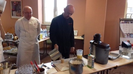 Préparation de smoothies par Christophe Lavelle et le Chef Nicolas Wronat Préparation de smoothies par Christophe Lavelle et le Chef Nicolas Wronat