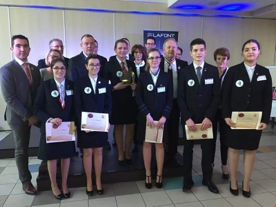 Les lauréat(e)s du 3ème Trophée Royal Picardy au centre  Savana Giacomelli du Lycée Hôtelier de Grenoble.