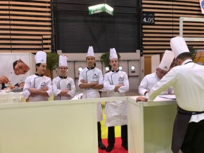 Outre le parcours des saveurs, 12 convives invités sur le stand ont pu apprécier le professionnalisme des jeunes des sections de CAP et BAC Pro tant en cuisine qu'en service.