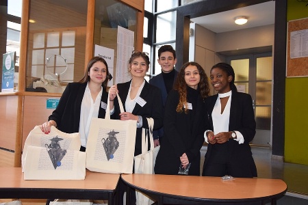 Les élèves du lycée Albert De Mun pendant le Congrès Vincentien Les élèves du lycée Albert De Mun pendant le Congrès Vincentien