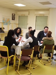 Entretien individuel ou groupe dans une salle avec les élèves intéressés par les offres de travail ou de stage. Entretien individuel ou groupe dans une salle avec les élèves intéressés par les offres de travail ou de stage.