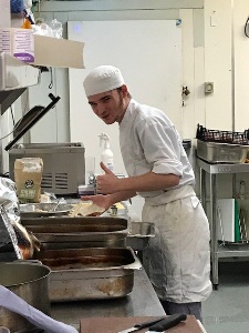 Elève du lycée Claudel en Cuisine dans une des entreprises basées en Angleterre et au Pays de Galles Elève du lycée Claudel en Cuisine dans une des entreprises basées en Angleterre et au Pays de Galles