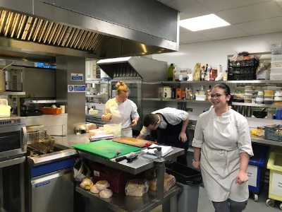 Les élèves de Camille Claudel dans la cuisine d'une des entreprises basées en Angleterre et au Pays de Galles Les élèves de Camille Claudel dans la cuisine d'une des entreprises basées en Angleterre et au Pays de Galles