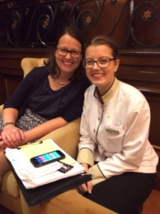 Luise Elenz et sa chef d'apprentissage au sein de l'hôtel. Luise Elenz et sa chef d'apprentissage au sein de l'hôtel.